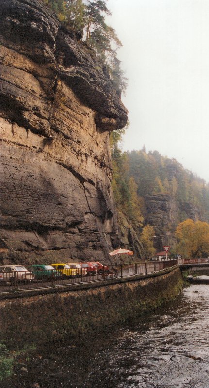 Felsenwelt der Schsich-Bhmischen Schweiz, hier in Hrensko (Herrnskretschen), Weg zur Edmundsklamm, Herbst 2000, analoges Foto, eingescannt