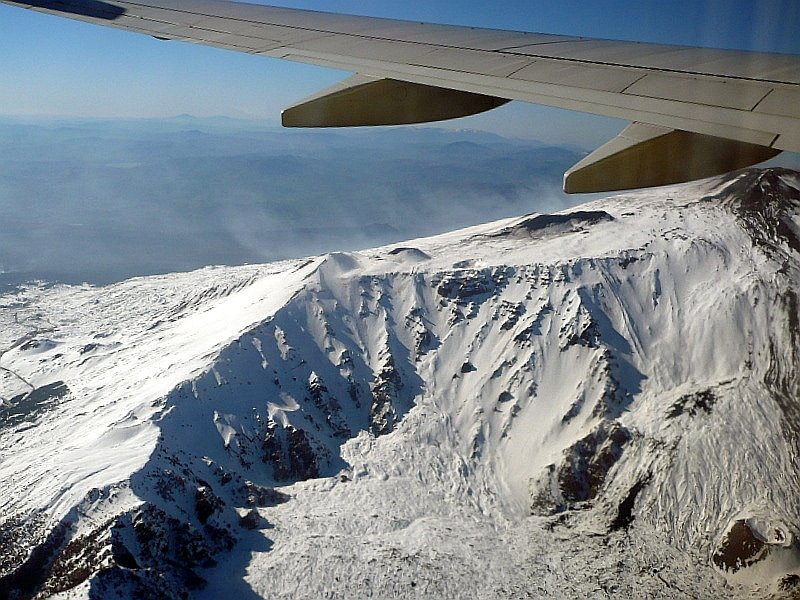 Flug am 28.01.2008 am tna vorbei vom Sdosten in Richtung Nordwesten, ganz links ist die Strasse zum Touristen-Punkt tna-Sd erkennbar, im Winter Skisport-Gebiet mit zwei Liften, die schon ein paar mal bei Ausbrchen zerstrt wurden. ber dem Steilhang sind kleinere Krater erkennbar, auch ganz links, wie sie auf den ganzen tna-Masiv zu finden sind, die meisten in ca. 1800 m Hhe.