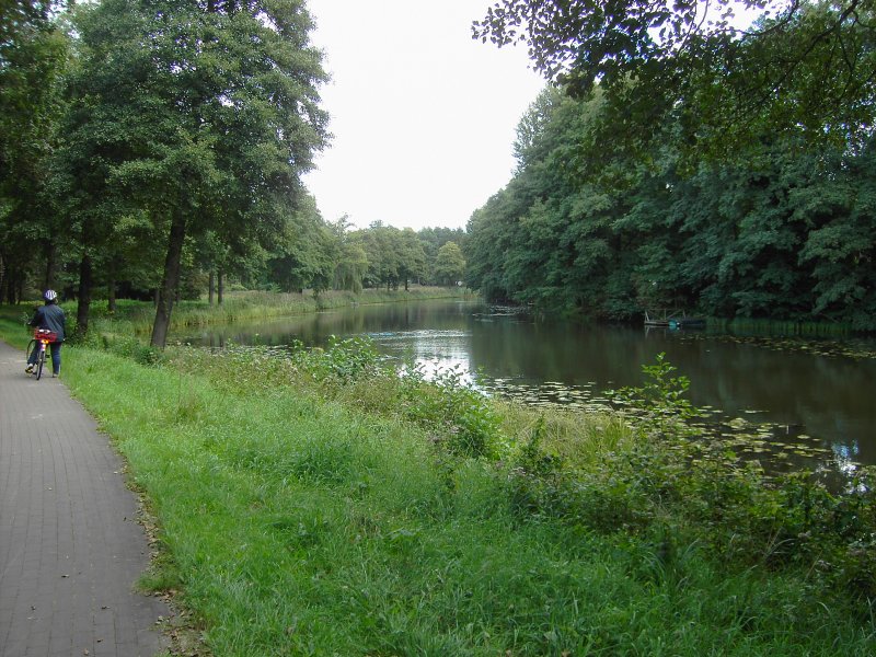 Friedrich Wilhelm Kanal, zwischen Weienspring und Gro Lindow, links der Radwanderweg Oder-Schlaube-Spree (OSS)