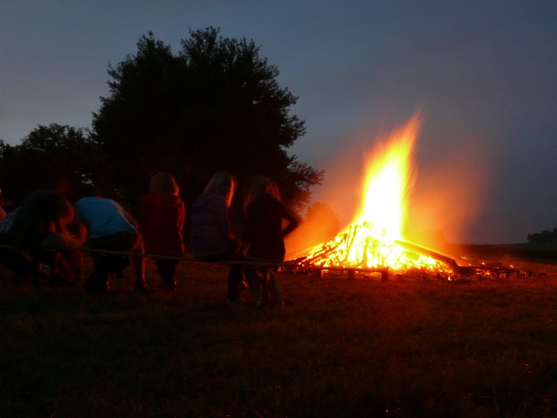 Frhlich Stimmung am Johannisfeuer, 26.06.2009