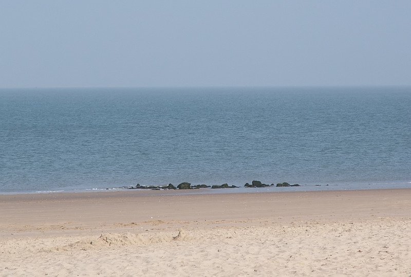 Fr mich als ehem.  Stdter  (komme gebrtig aus Duisburg) war das Meer schon immer ein faszinierender Ort der Entspannung. Beim Blick raus auf die Weite, kann man sich einfach mal fallenlassen und wird sich ber viele Dinge klar. Klingt vielleicht etwas hochtrabend, aber dieser Blick ist schon traumhaft. Das Foto zeigt den Strand bei Renesse und stammt vom 15.10.2007