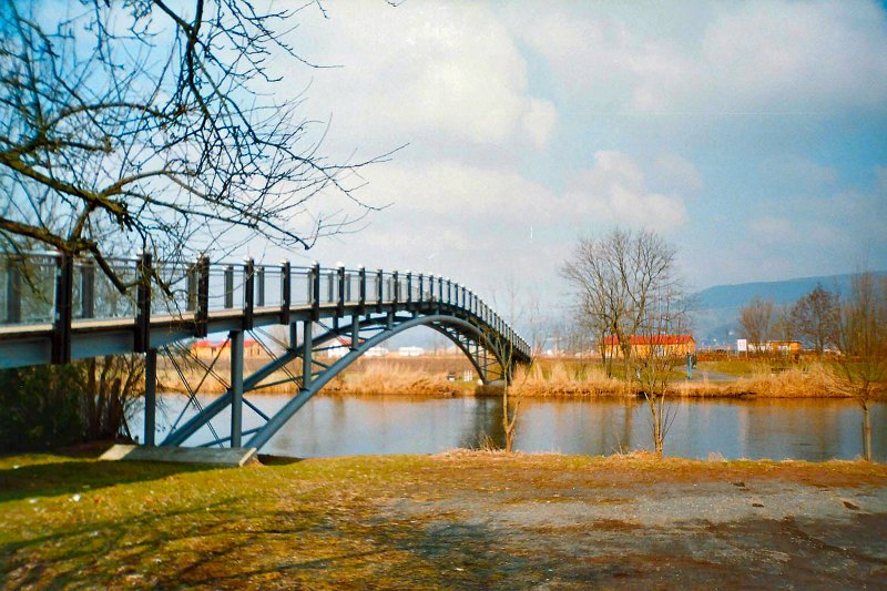 Fugngerbrcke ber einen Arm der Werra bei Eschwege, Foto Herbst 2003