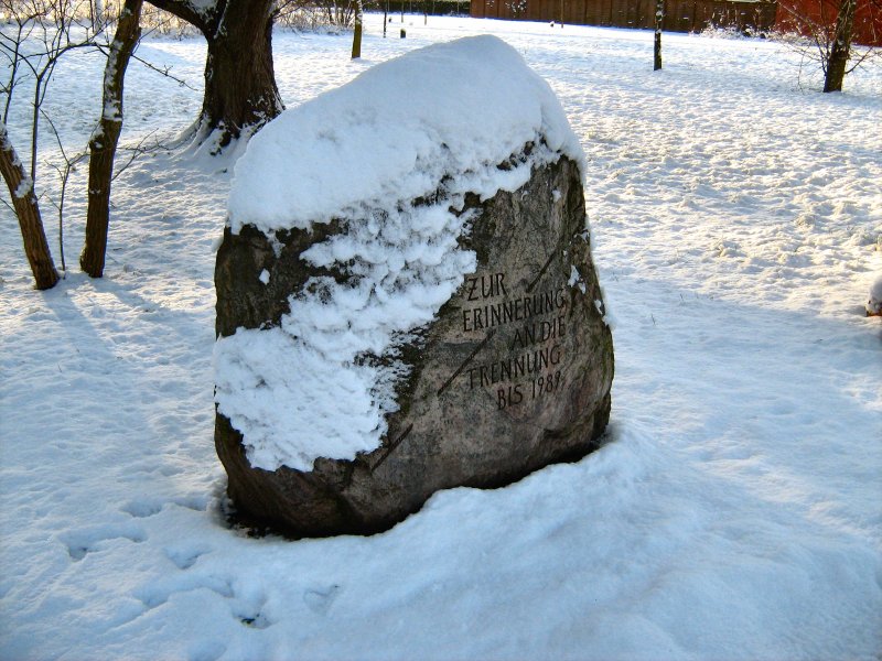 Gedenkstein im ehem. Grenzstreifen zwischen Spandau (Berlin) und falkensee (Brandenburg), Januar 2009