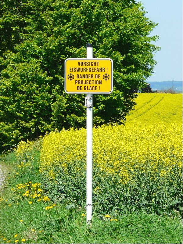Gefhrliches Luxemburg! Wird etwa im Mai mit Eis geworfen? Dieses Warnschild steht am Anfang des Weges, welcher zu den Windrdern in Heiderscheid fhrt. 11.05.08 