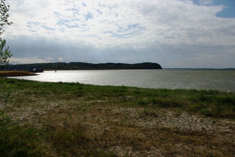 Gegenlichtspiel von Himmel, Sturm, Strand und See am Jasmunder Bodden 