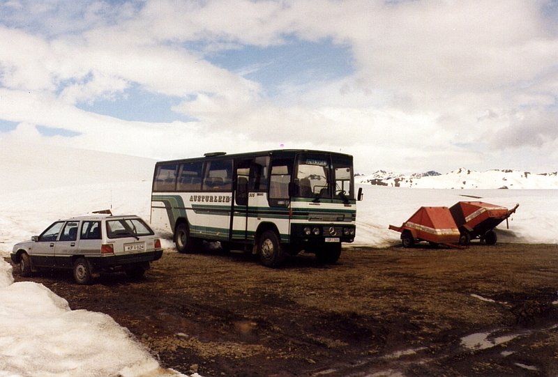 Gelndegngiger Bus mit viel Bodenfreiheit neben dem Berghotel Jhlasel im Juni 1997, von der Ringstrasse zweigt eine 16 km lange Stichstrasse ab, die letzten 6 km drfen nur Gelndewagen und dieser Bus fahren, der PKW hat eigentlich hier nichts zu suchen.