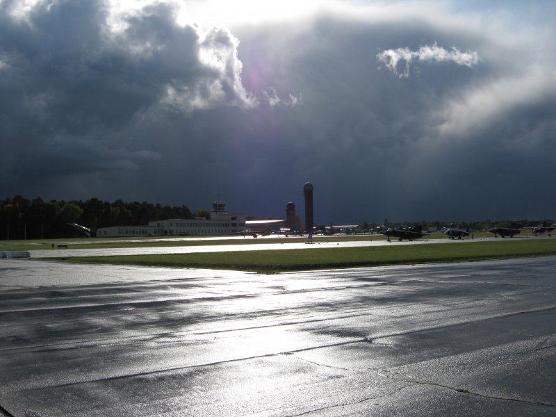 Gewitterstimmung auf dem ehemaligen Flugplatz Berlin-Gatow , jetzt Luftwaffenmuseum , Oktober 2009