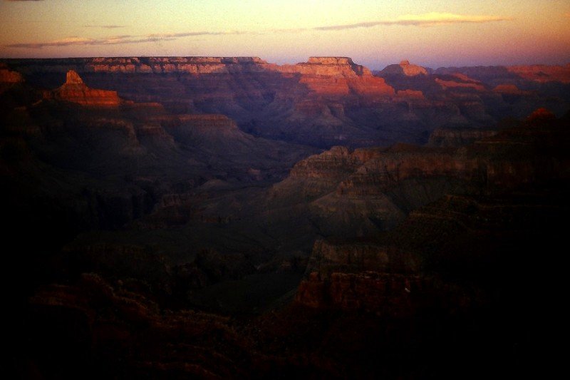 Grand Canyon (29. August 1980). Die Dmmerung fllt Schluchten und Tler. Die Sonnenstrahlen erreichen nur noch die obersten Teile des Canyonrandes.