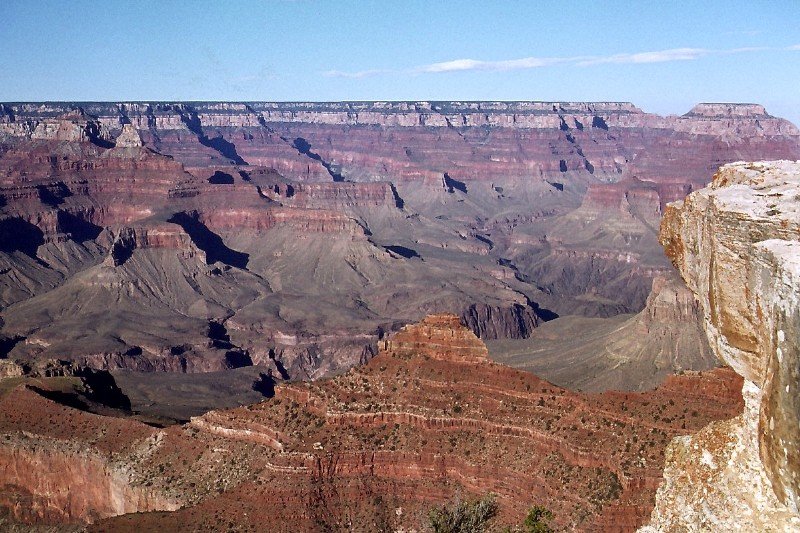 Grand Canyon (29. August 1980). Noch dringen die Strahlen der Nachmittagssonne tief in die Schlucht hinab. Wie mit dem Lineal gezogen erscheint der gegenber liegende Rand des Canyons.