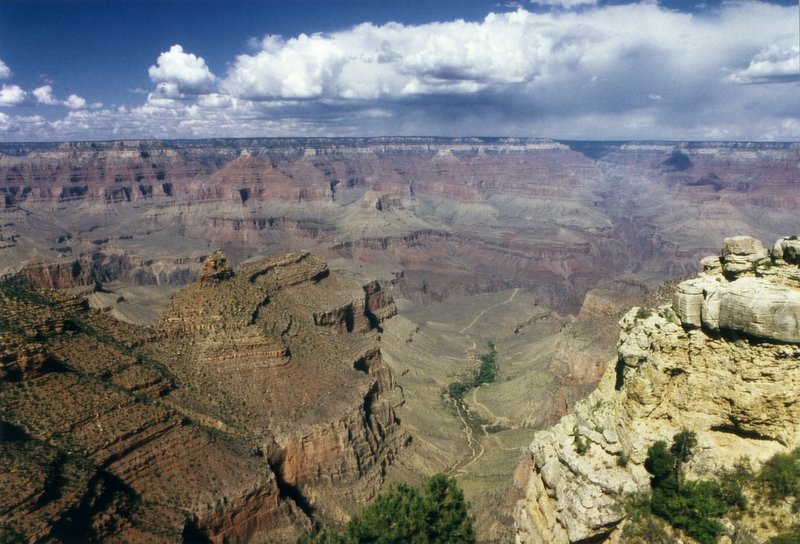 Grand Canyon. Weit geht der Blick vom Sdrand des Canyons. In der Mitte unten erkennt man den Bright Angel Trail (Lichtengelpfad), dem populrsten Wanderweg in das Canyoninnere. Aufnahme von 1987.