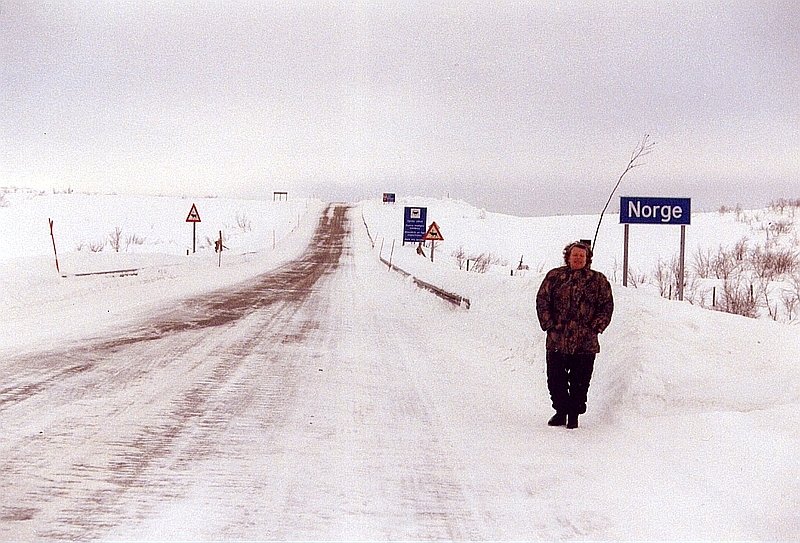 Grenzbergang Finnland - Norwegen zwischen Kilpisjrvi und Skibotn in unmittbarer Nhe des Dreilndereckes Finnland - Norwegen - Schweden, Mrz 1994.