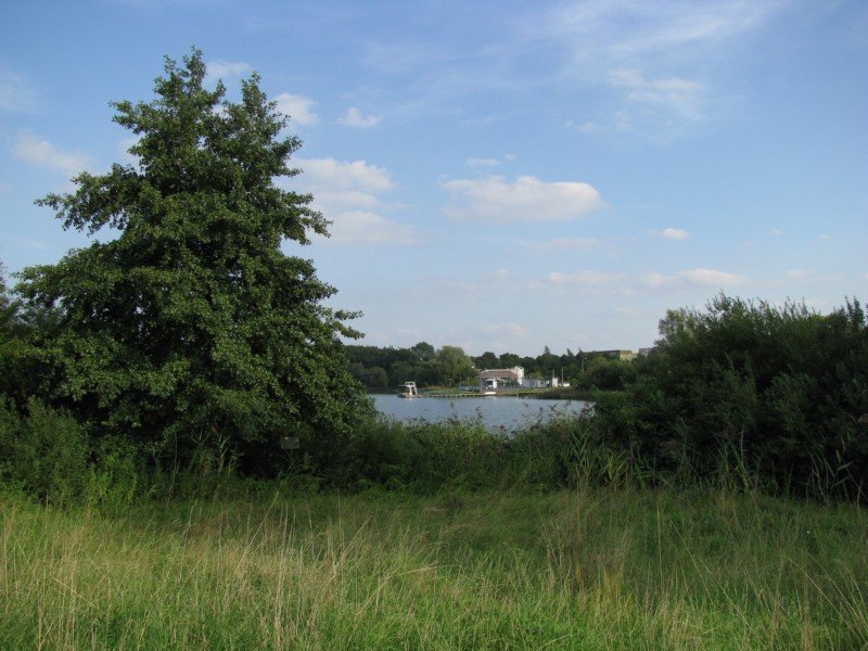 Grevesmhlen; Ploggensee, Blick zum Sdufer mit den Freizeitanlagen, 09.09.2008