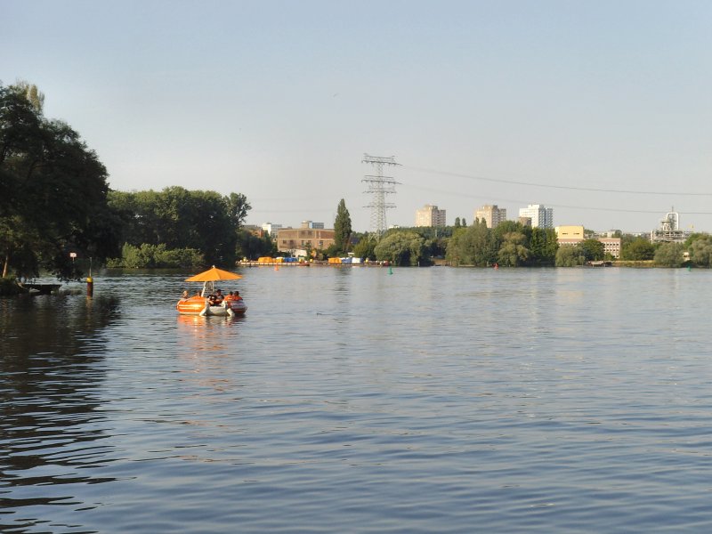 Grillboot auf der Spree bei der Insel,
BERLIN JULI 2008