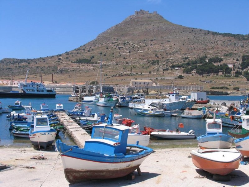 Hafen von Favignana (Egadische Inseln) bei Sizilien am 30-5-2008.