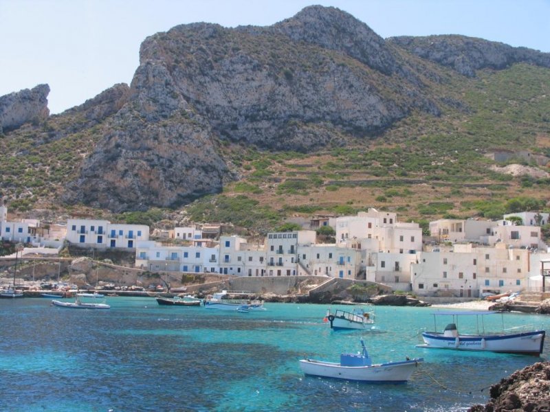 Hafen in Levanzo (Egadische Inseln) bei Sizilien am 30-5-2008.