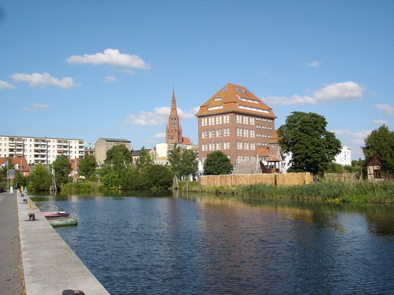 Hansestadt Demmin, Peenehafen mit Speicher und der knapp 100m hohen, sehenswerten Backsteinkirche, Juli 2006