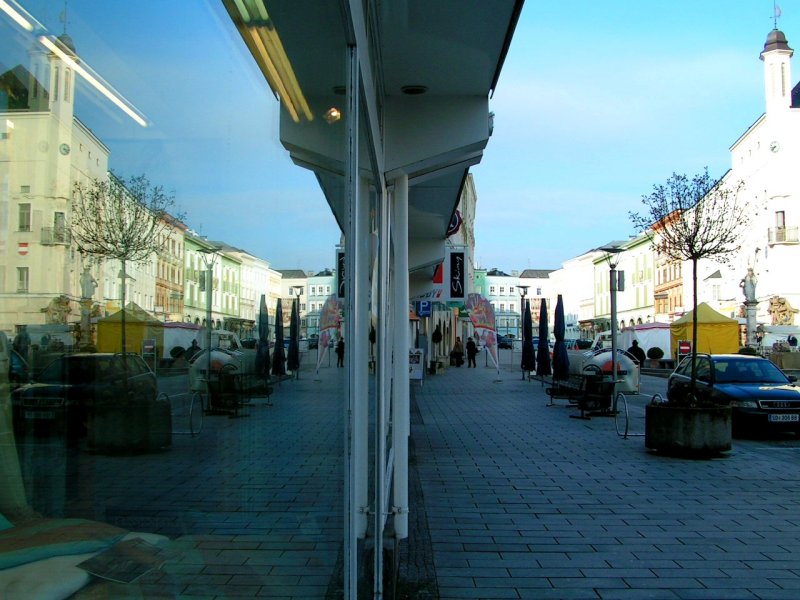  Hauptplatzdoppel , Rathaus sowie der Dietmarbrunnen mit dem gerade stattfindenden Tpfermarkt geben ihr bestes im Schaufenster wieder; 080407