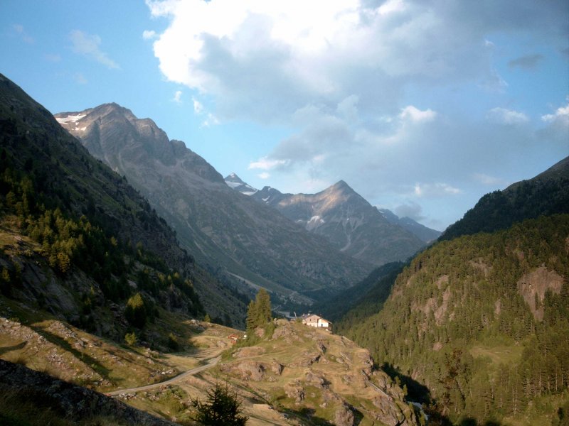 Hell leuchtet die Abendsonne auf Fiegls Gasthaus 1915 m im Windachtal in den Stubaier Alpen. Noch weitere 3 Stunden braucht man von hier, wenn man zur Siegerlandhtte oder zur Hildesheimer Htte mchte.