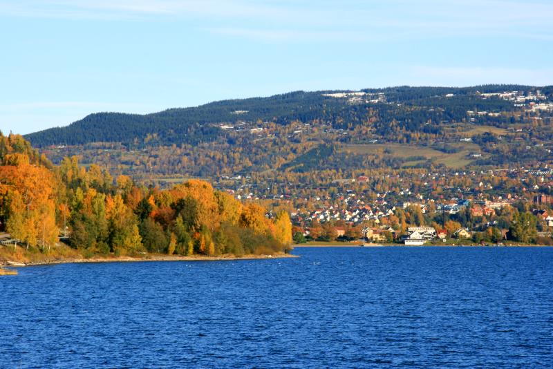 Herbst am Mjsa. Im Hintergrund erkennt man Lillehammer mit den Olympiaschanzen; 05.10.2009