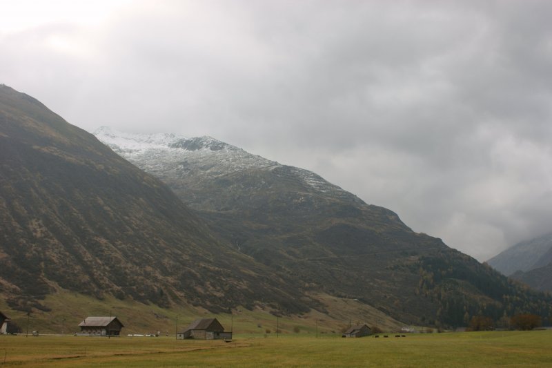 Herbstlicher Blick von Andermatt ins Ursental.
(Oktober 2008)