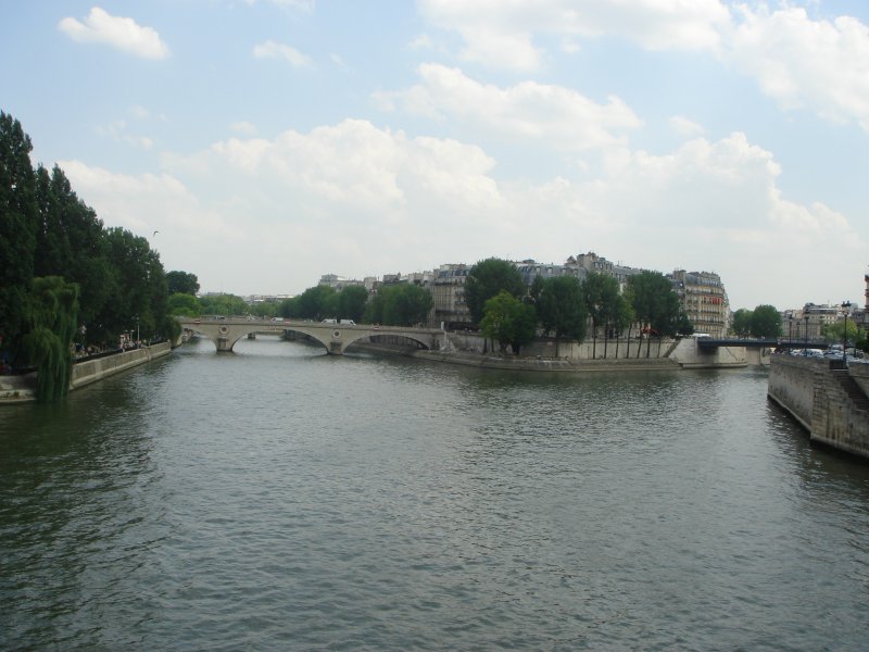 Hier der Blick auf die Seine in Paris. Geht man die Brcke weiter trifft man auf Notre Dame de Paris.