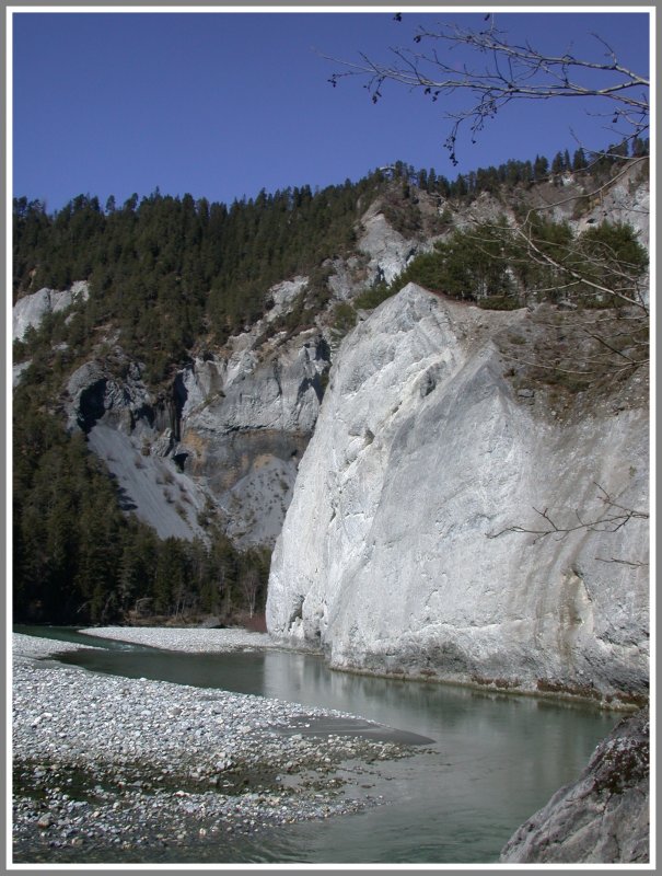 Hier mssen sich die Kanuten und Schlauchbootfahrer vor fallenden Steinen in acht nehmen. ber der mittleren Gelndekuppe erkennt man die Aussichtsplattform von Conn. (04.03.2007)