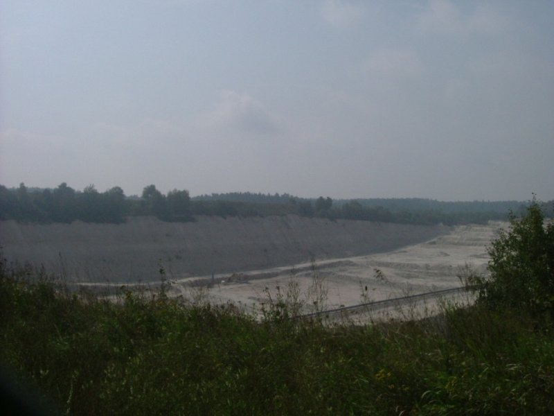 Hier ist nochmals die westlichste aller Kaolingruben im Kaolinpott um Hirschau zu sehen. Hier wurde das Kaolin schon komplett abgebaut und nun wird die Grube nach und nach wieder verfllt und wenn alles abgebaut ist, wird hier eine Seenlandschaft entstehen. (02.09.2005)