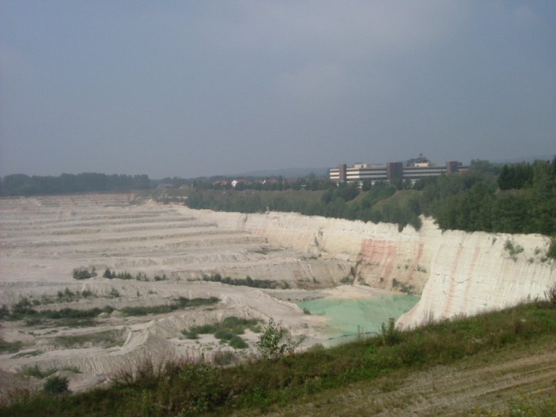 Hier ist die wstlichste Kaolingrube im Kaolinpott zu sehen. Die gehrt der Firma AKW-Kick und wird schon nach und nach wieder zugeschttet, weil das Kaolin schon abgebaut wurde. Wenn alle Kaolinvorkommen erschpft sind, wir daraus eine Seenlandschaft entstehen. Im Hintergrund ist die Firmenzentrale von Conrad-Electronic, einem bekannten Electronicversandhaus, zu sehen. (02.09.2005)