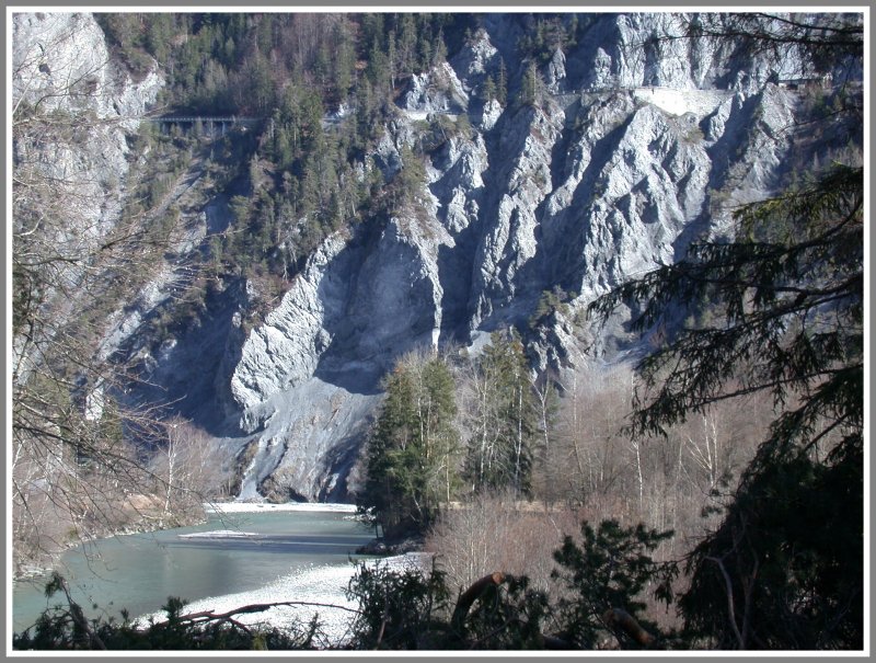 Hoch oben am Hang verluft die schmale Strasse von Bonaduz nach Versam und Ilanz, mit atemberaubender Aussicht auf den Vorderrhein. (04.03.2007)