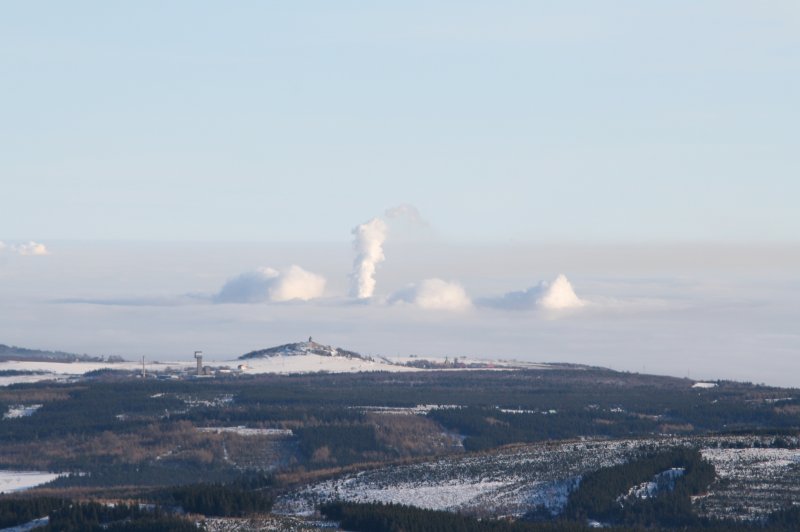 Hochnebelspiele am 23.12.07 ber einem Kraftwerk in Tschechien. Aufgenommen vom Fichtelberg.