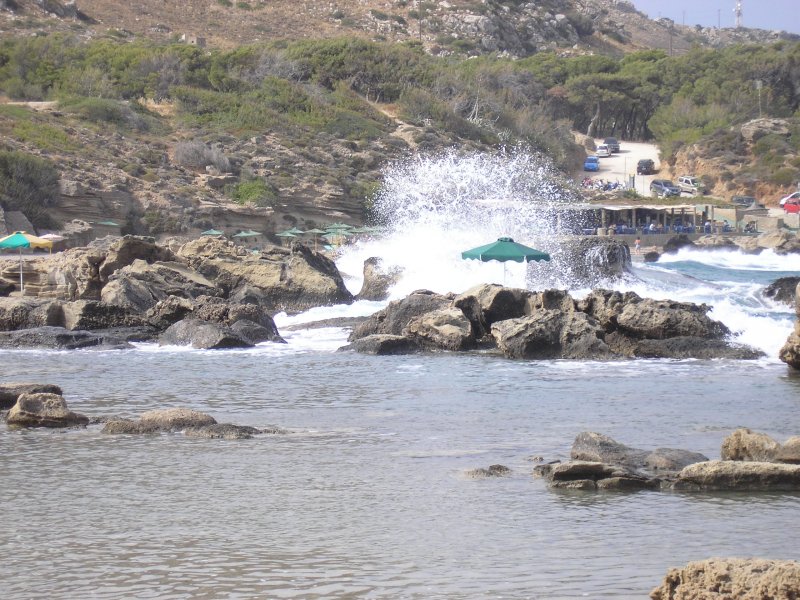 Hohe Brandung an einem kleinen Strand in der nhe von Kalithea auf Rhodos (GR).Normal ist hier das Wasser spiegelglatt, aber diesmal war in der Nacht vorher auf dem Meer ein starker Wind und die ca. 1,5m hohen Wellen klatschten nun gegen die Felsen.