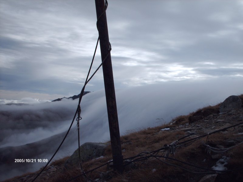 Ich finde das Bild sehr schn. Wind und Wolken strmen ber die hheren Berge.(aufgenommen in hhe Chopok)