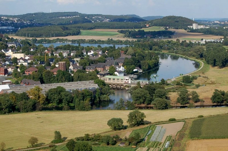 Idyllisches Ruhrgebiet: im Vordergrund das Wasserwerk am Obergraben von Wetter/Ruhr, rechts Hagen-Vorhalle mit dem Kaisberg, Mitte hinten die Hohensyburg und hinten links Herdecke