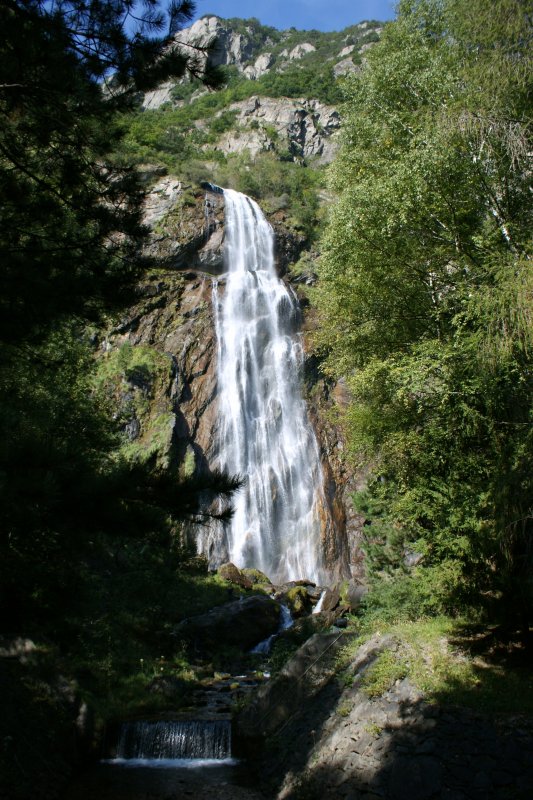 Im Jahr 1779 schrieb Goethe ber den Pissevache Wasserfall:  Endlich traten wir vor den Wasserfall, der seinen Ruhm vor vielen anderen verdient. In ziemlicher Hhe schiesst aus einer Felskluft ein starker Bach flammend herunter in ein Becken, wo er in Staub und Schaum sich weit und breit im Wind herumtreibt ... 
...und er hatte wahrlich recht!
(September 2008)