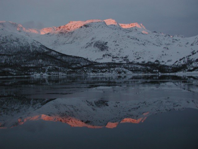 Im Land der roten Bergspitzen. Am Ende der zweimonatigen Polarnacht erreichen die Sonnenstrahlen noch nicht die Fjorde und Tler. Fr ein paar Tage leuchten dann nur die Bergspitzen rot. Langfjorden, 23.01.2001