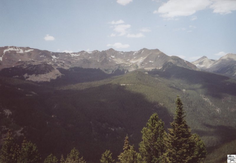 Im Nordwesten des US-Bundesstaates Colorado befindet sich der Rocky Mountain Nationalpark.Im Jahre 1859 kam Joel Estes und sein Sohn Milton erstmals in die Gegend (in ein groes Tal) 2o Meilen nrdlich von Lyons. Ein Jahr spter kamen sie wieder mit Ihren Familien in die Region und begannen eine Siedlung aufzubauen. Um 1909 pldierten meherere Umweltschtzer, dieses Gebiet zu einen Nationalpark zu machen, welches im Jahre 1915 vollzogen wurde, als zehnter Nationalpark der USA. Ein Hauptgrund hierfr ist, das eindrittel des Parkes oberhalb der Baumgrenze (Tundra) liegt. Das Bild zeigt einen Blick auf die Berge des Nationalparks. Es entstand am 15. Juli 2006.