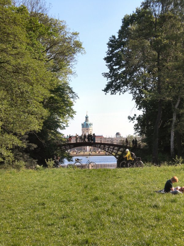 Im Schlopark Charlottenburg, im Hintergrund das Schlo, Sommer 2007