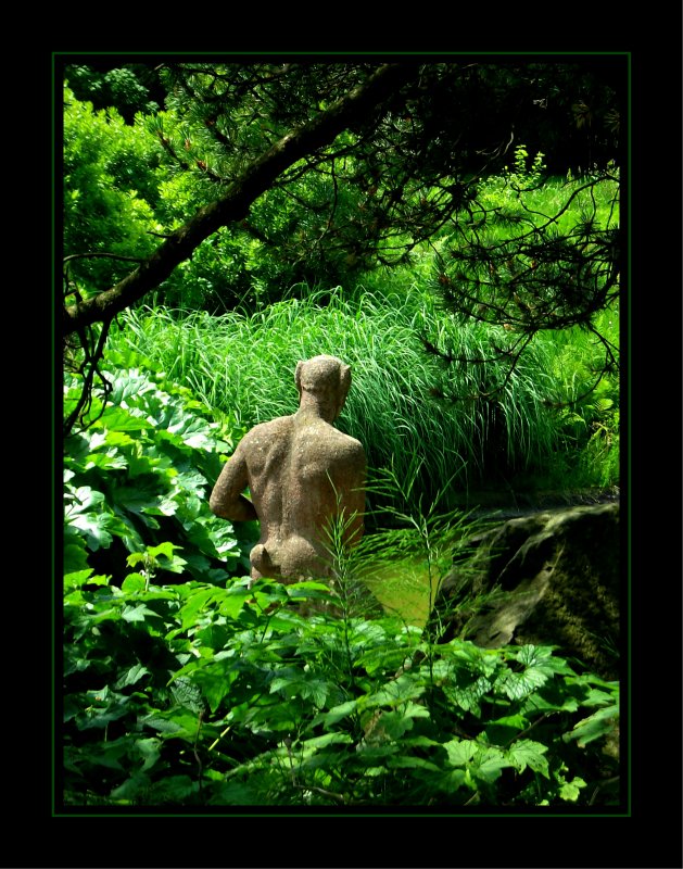 Impressionen aus dem Grugapark in Essen. Blick auf die Teichlandschaft mit der Skulptur  Faun  von Klaus John.