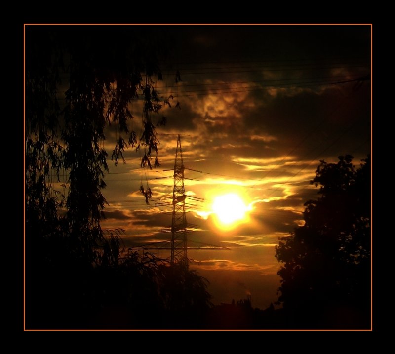 Impressionen aus dem Ruhrgebiet...
Abendstimmung in Mlheim an der Ruhr 
mit Blick auf Oberhausen bzw. Duisburg.
