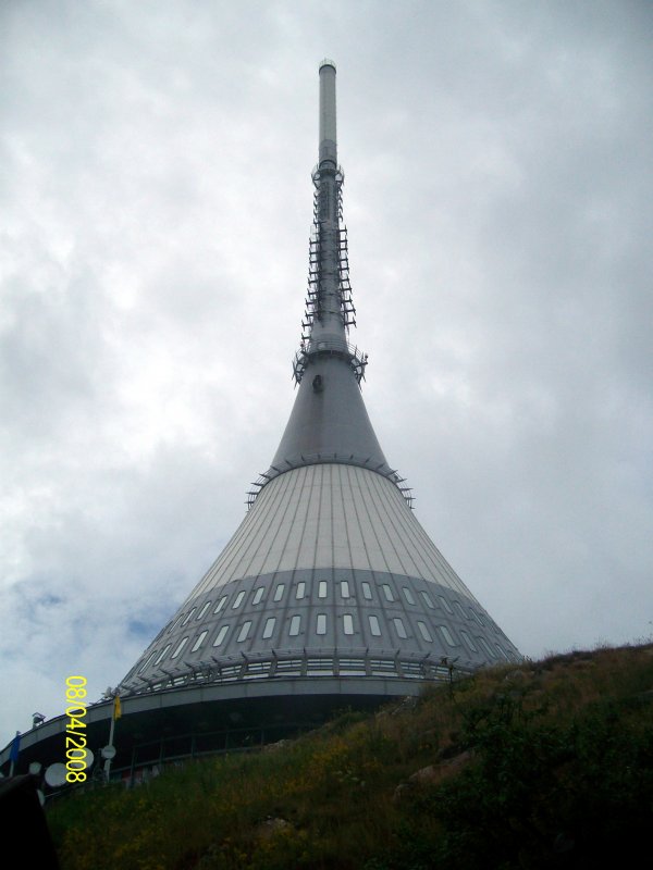 In diesem Turm auf dem Jesken (Liberec) befinden sich ein Hotel und ein Fernsehsender.