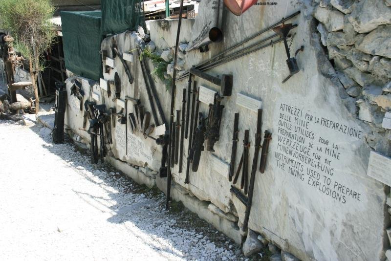 In einem kleinen Bergbaumuseum sind Werkzeuge und Maschinen ausgestellt.