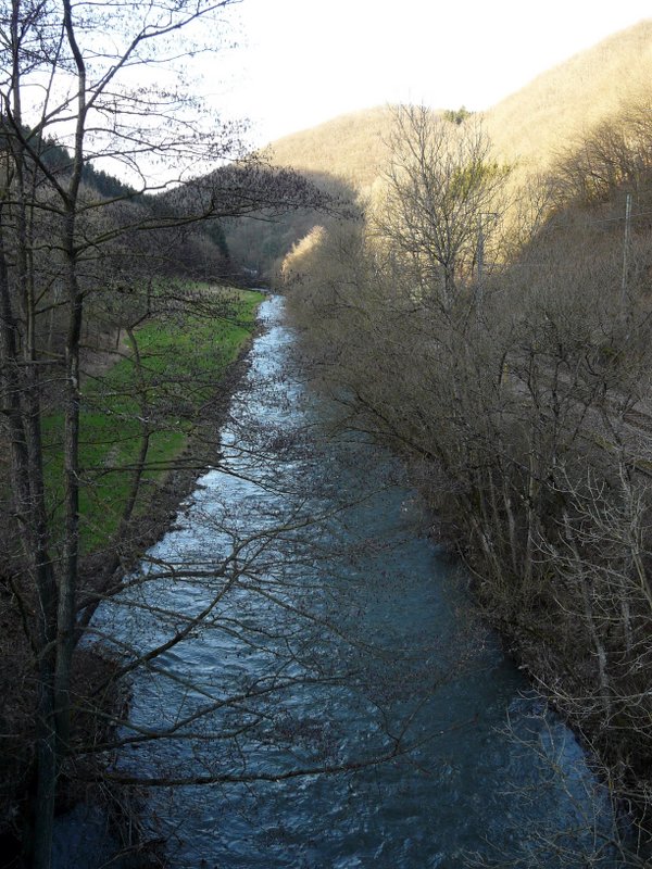 In Goebelsmhle (Luxemburg) fliet die Wiltz entlang der Eisenbahnstrecke. 02.02.08