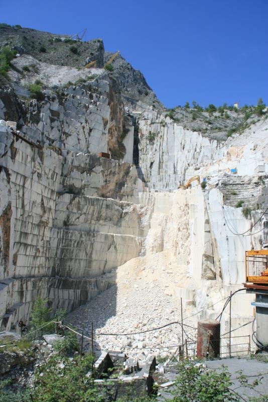 In den Marmorbrchen werden quadratische Blcke abgeschossen und zur Weiterverarbeitung ins Tal transportiert.