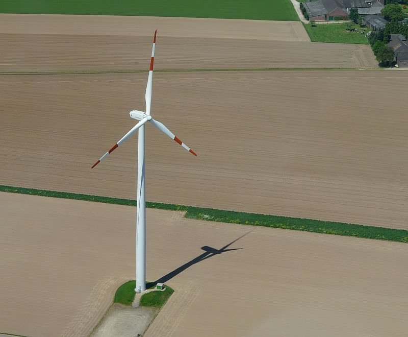 In der Nhe von Kempen am Niederrhein steht diese Windanlage. Das Foto stammt vom 12.05.2008