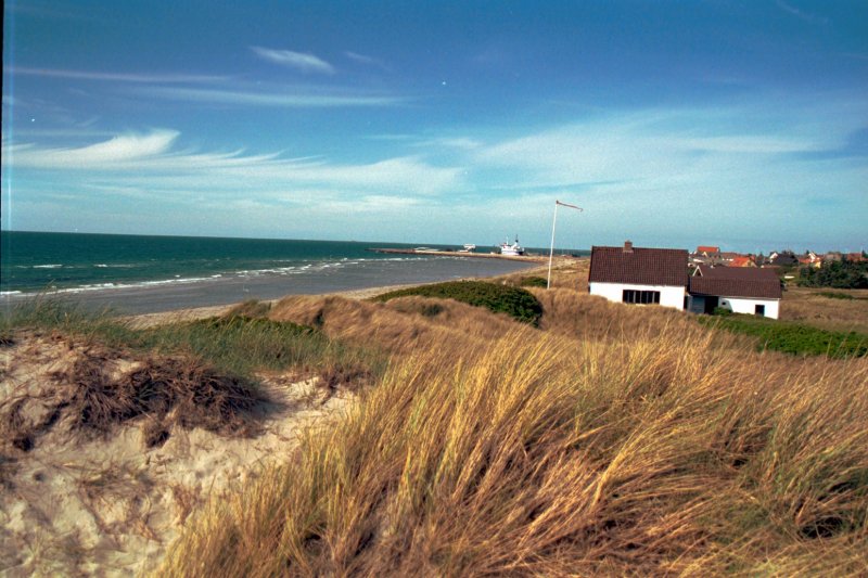 Insel Ls, blick ber die Dnen auf den Hafen. September 2000