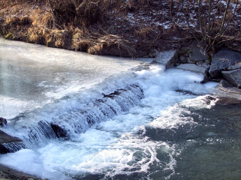 Interessant wie sich das Wasser durch den kleinen Spalt unter der Eisdecke zwngt, und seinen weiteren Lauf nimmt; 090111