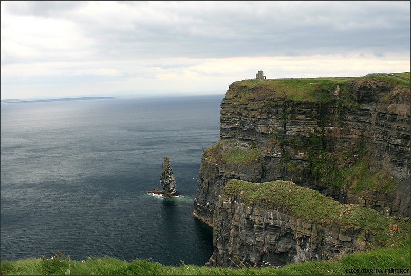 Irland - Cliffs of Moher im Mai 2008. Blick nach Norden auf den O'Brien's Tower. Links sind im Dunst die Aaran Islands zu erahnen.