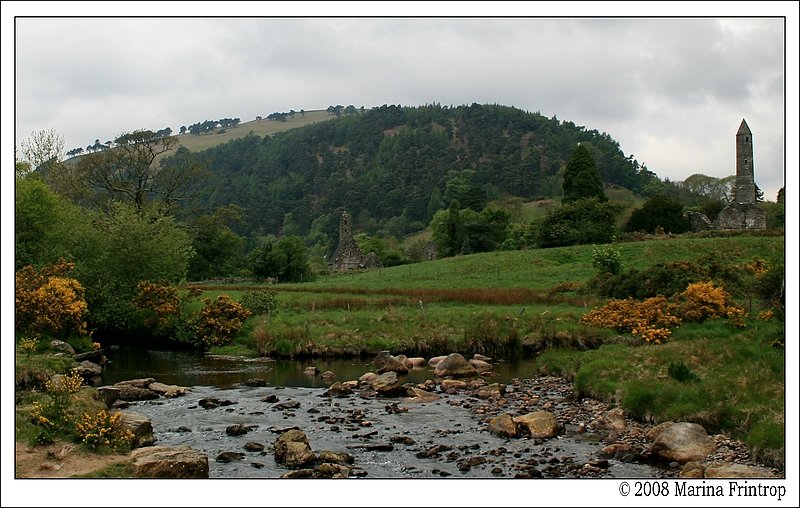 Irland Co. Wicklow - Blick auf die Klostersiedlung Glendalough. Rechts der Rundturm und die Kathedrale, links die St. Kevin's Church.