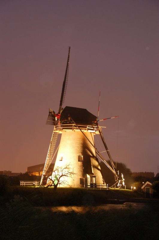 Jedes Jahr werden die Mhlen in Kinderdijk die erste Septemberwoche mit Scheinwerfern angestraht. So auch dieses Jahr. 03.09.2007