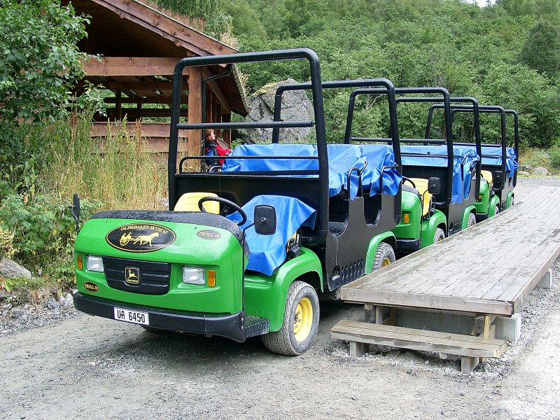 John Deere  Diesel-Kutschen  am Briksdalsbreen